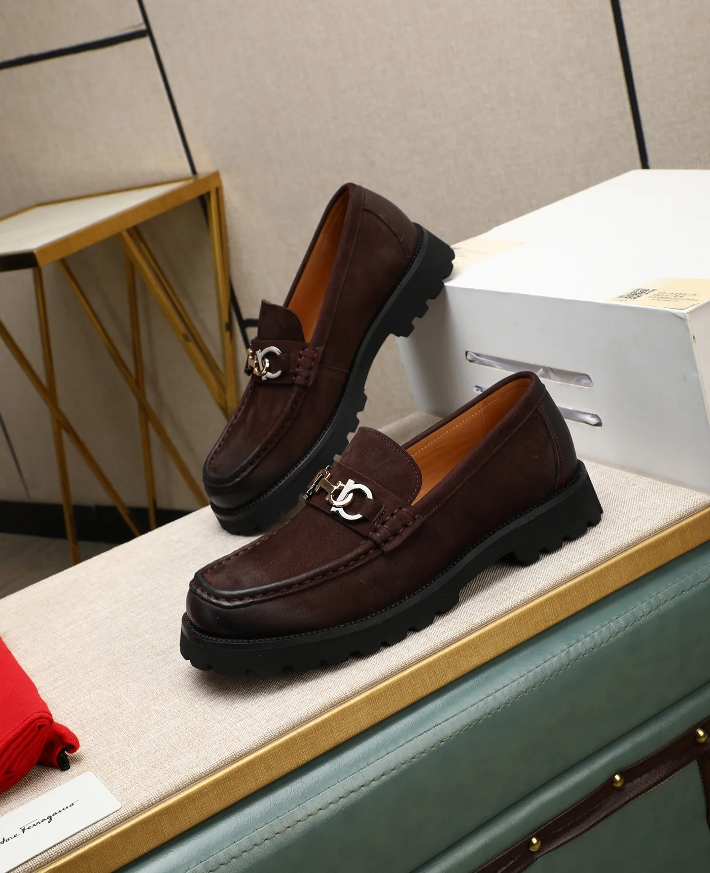 Men's shoes 💰520 📛📛Salvatore Ferragamo high-end (Salvatore Ferragamo) is the world's top luxury footwear brand. It comes from the fashion kingdom of Italy. It is famous all over the world for its traditional handmade design and novel styles... 🚶🏻🚶🏻New suit shoes are available simultaneously at the counter. This model is purely handmade. The fabric is imported Italian calfskin ➕Soft water-dyed cowhide lining Original authentic outsole🌀🌀Size: 38➖44.